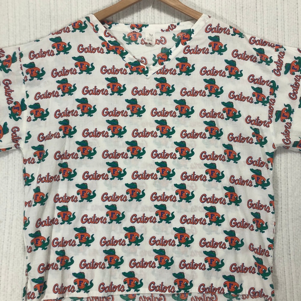 Vintage Gators All Over Print V Neck Short Sleeve Scrubs Size XL